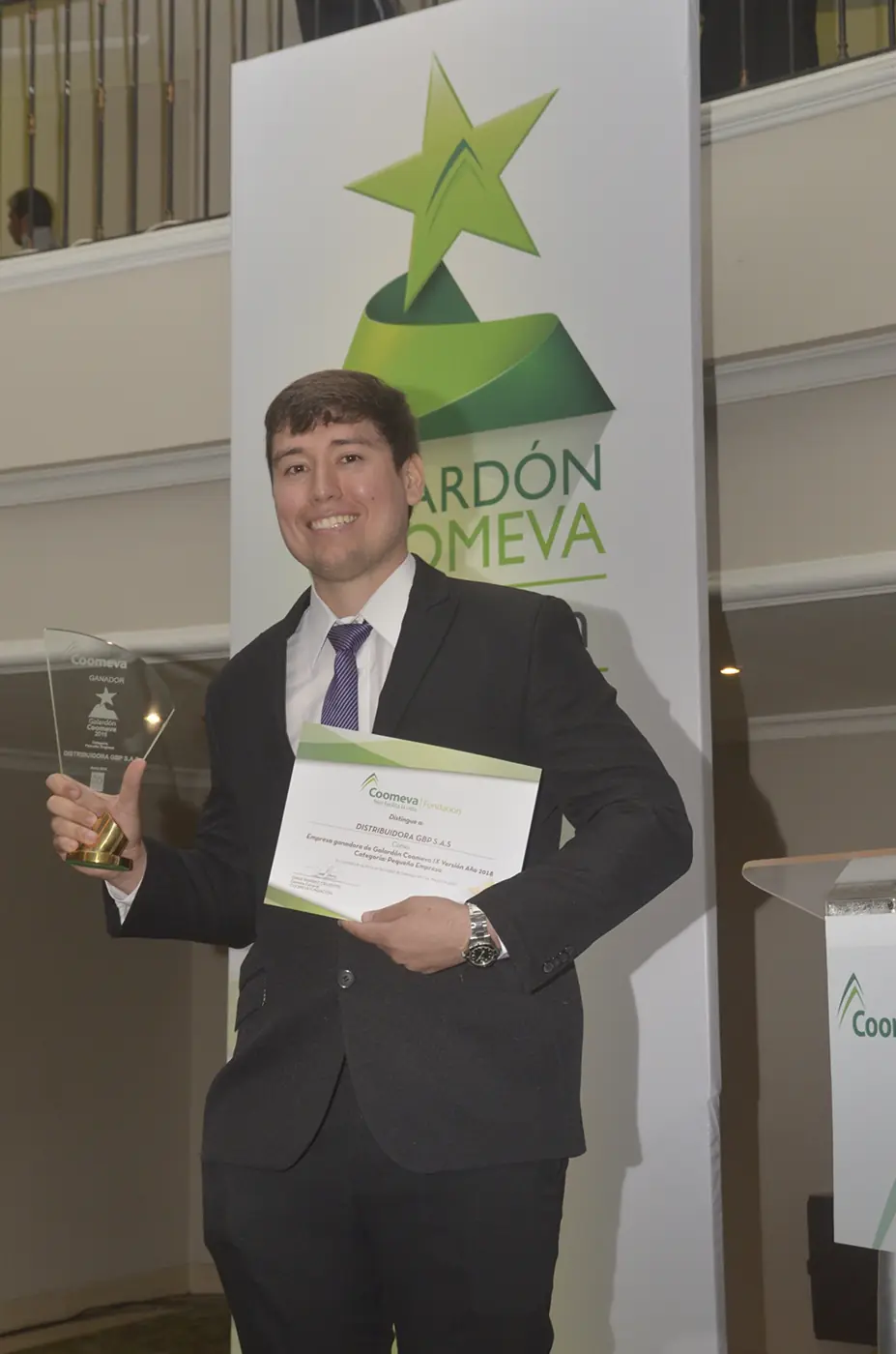 Juan Andrés Pedroza recibiendo el Galardón Coomeva