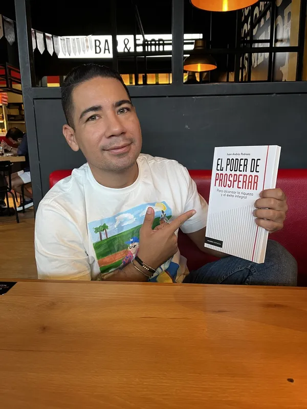 Lector señalando su ejemplar de El Poder de Prosperar