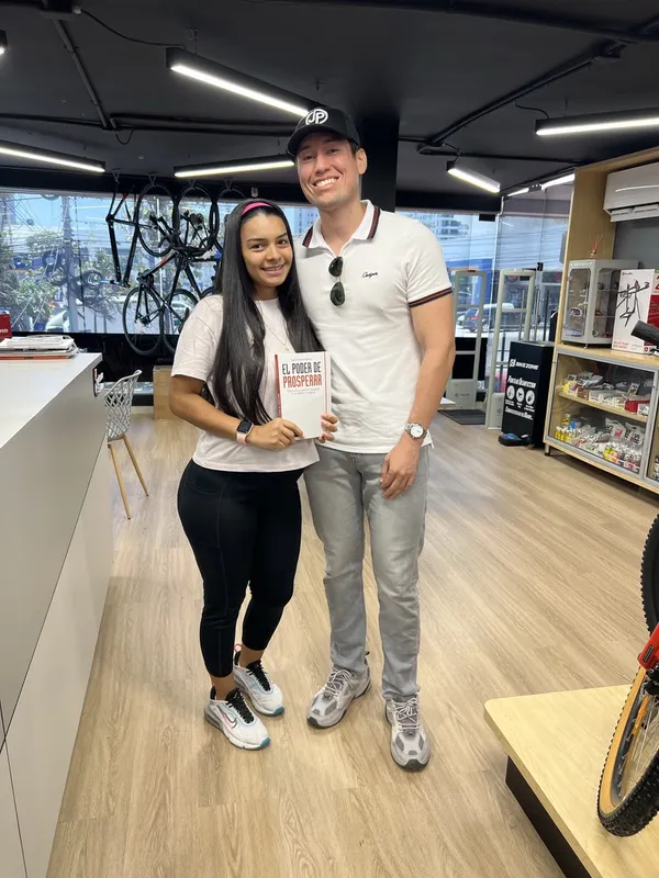Pareja de lectores con el libro en una tienda