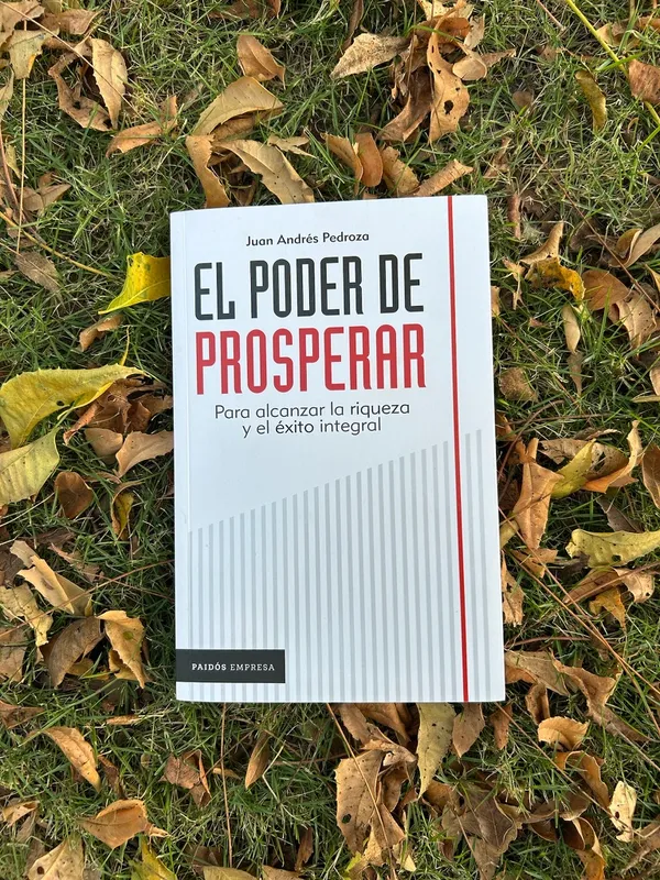 El Poder de Prosperar sobre hojas secas